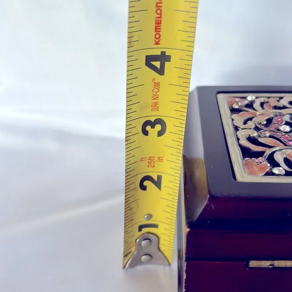 LIKE NEW ❤️ STUNNING STONES EMBROIDERY LID TIMELESS CLASS CHARM WOODEN MUSIC BOX - Picture 13 of 15